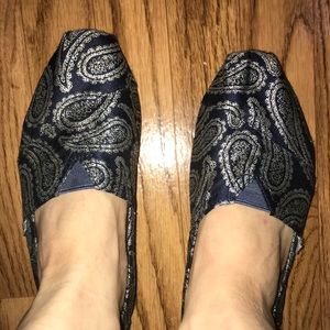 Navy and silver medallion TOMS 💎